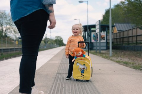 Walizka na kółkach dla dzieci żółta akcesoria podróż zabawka wyprawka Pippi MICKI
